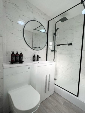 Stunning apartment in Beckton with Private Entrance